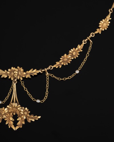 Antique Jewellery  - Art Nouveau Necklace Decorated With Daisies 