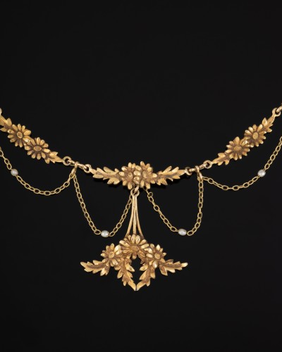 Art Nouveau Necklace Decorated With Daisies  - 
