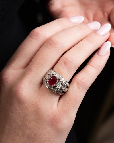 Bague en platine ornée d'un rubis Birman - Art Déco