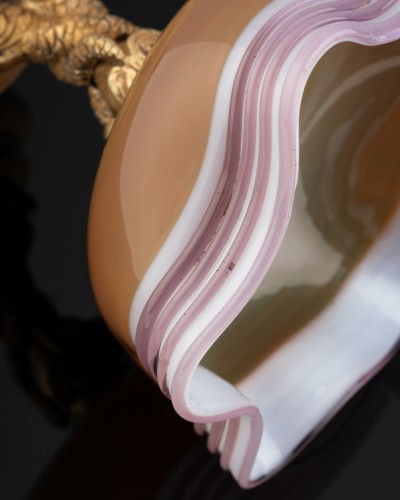 XIXe siècle - Coupe aux dauphins en opaline jaune miel et améthyste