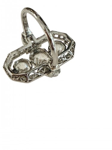 Art Deco Ring In Platinum And Diamonds - 