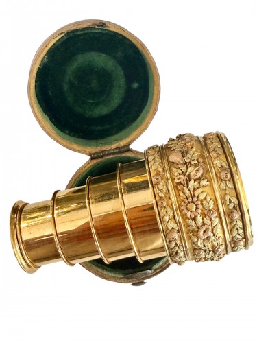 Objets de Vitrine  - Lorgnette d'époque Restauration en or de couleurs