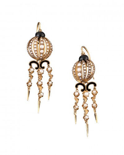 Paire de bipales d'oreilles en or, émail et perles fines