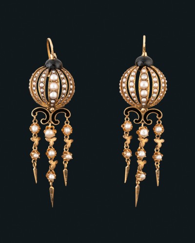 Bijouterie, Joaillerie Boucles d'oreilles - Paire de bipales d'oreilles en or, émail et perles fines
