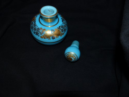 Verrerie, Cristallerie  - Flacon boule en opaline turquoise décor Desvignes