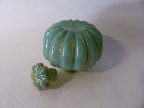 Verrerie, Cristallerie  - Flacon en opaline de couleur Jade