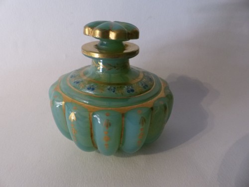 XIXe siècle - Flacon en opaline de couleur Jade