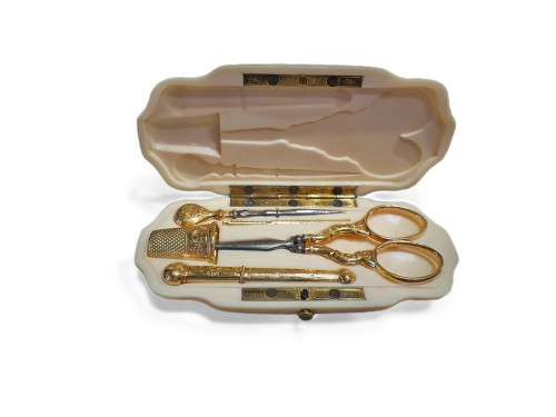 Sewing set in gold in its ivory box signed Tahan, Paris