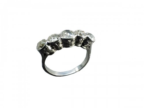 Bague rivière en platine et diamants, époque Art Déco