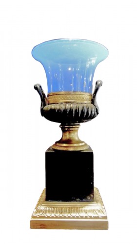Vase Medicis en bronze doré et patiné et opaline de couleur bleu "d'outre-mer"