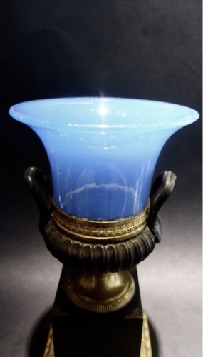 Vase Medicis en bronze doré et patiné et opaline de couleur bleu "d'outre-mer" - Verrerie, Cristallerie Style Restauration - Charles X