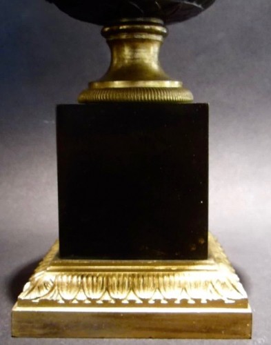 Vase Medicis en bronze doré et patiné et opaline de couleur bleu "d'outre-mer" - SeblAntic