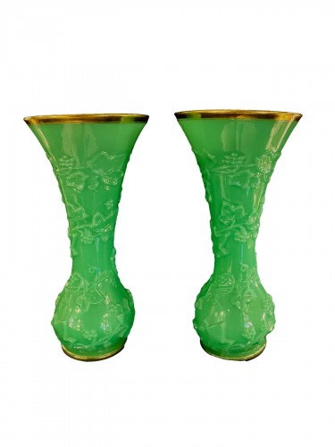 Baccarat, paire de grands vases en opaline verte