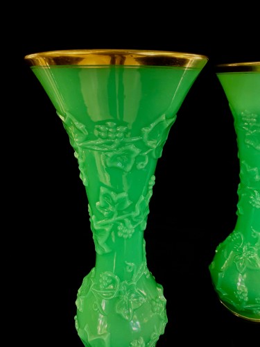 Baccarat, paire de grands vases en opaline verte - SeblAntic