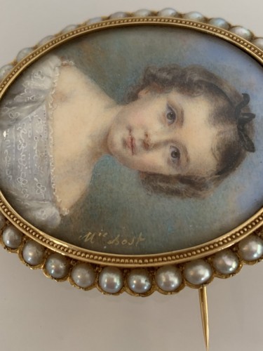 Broche en or avec miniature signée Mélanie Bost - Bijouterie, Joaillerie Style Napoléon III