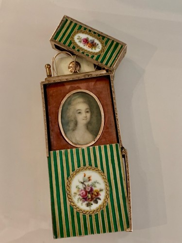 XVIIIe siècle - Nécessaire à secrets en or et porcelaine du XVIIIe siècle, Miniature par Campana