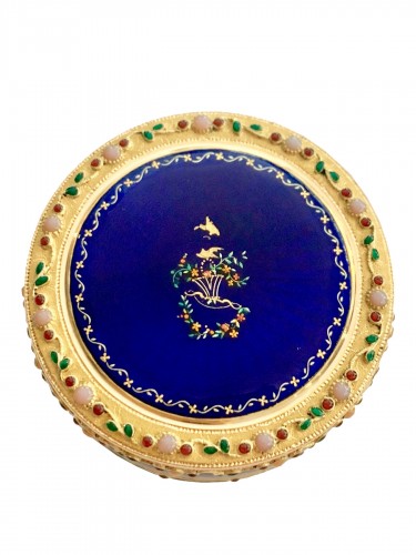 Round box in gold and enamel