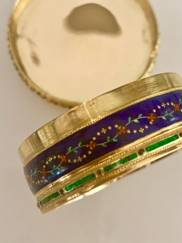 Objects of Vertu  - Round box in gold and enamel
