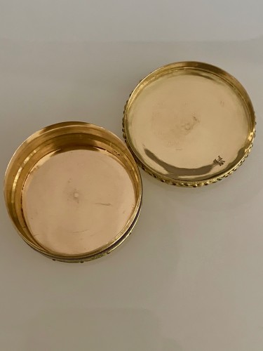 18th century - Round box in gold and enamel