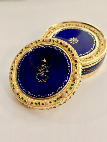 Round box in gold and enamel - Louis XVI