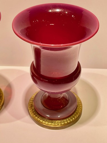 Verrerie, Cristallerie  - Paire de Vases Médicis en Opaline rose dite "gorge de pigeon"
