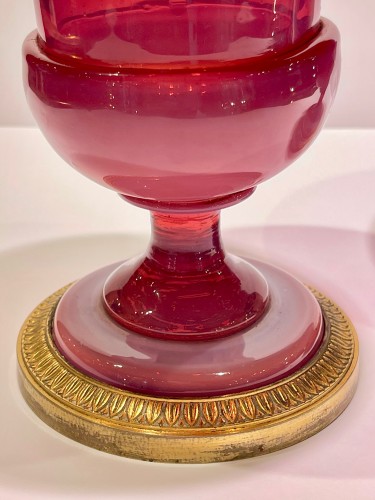 XIXe siècle - Paire de Vases Médicis en Opaline rose dite "gorge de pigeon"