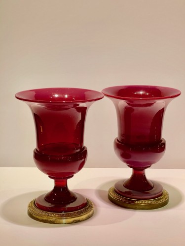 Empire - Paire de Vases Médicis en Opaline rose dite "gorge de pigeon"