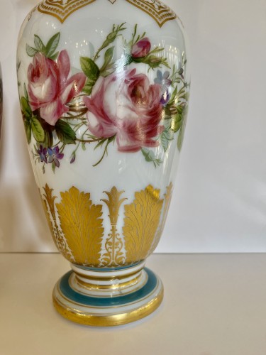 Paire de vases en cristal d'opale savonneux, Baccarat - Verrerie, Cristallerie Style Louis-Philippe