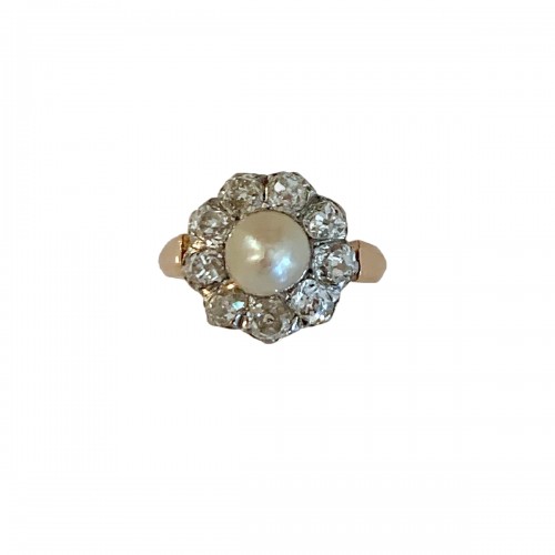 Bague marguerite ornée d'une perle fine et de diamants