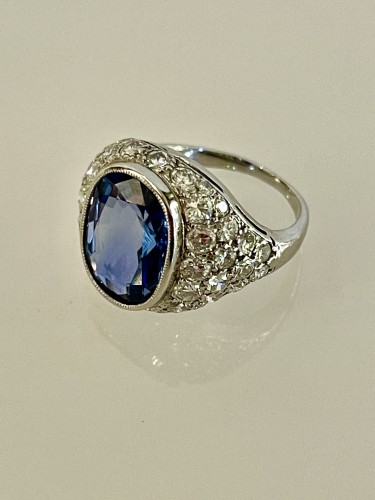 Art Déco - Platinum ring set with a certified natural Burmese sapphire