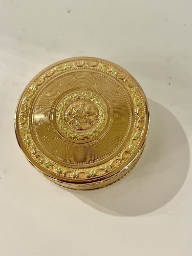 Boite drageoir en or de couleurs d'époque Louis XVI - Objets de Vitrine Style Louis XVI