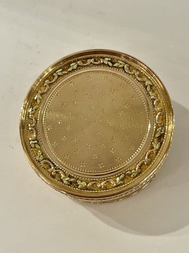 Objets de Vitrine Boite & Nécessaire - Boite drageoir en or de couleurs d'époque Louis XVI