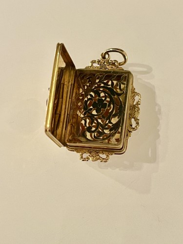 Antique Jewellery  - Gold Vinaigrette And Cameo Pendant