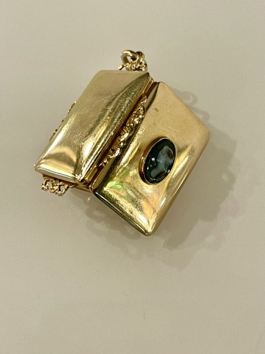 Gold Vinaigrette And Cameo Pendant - 
