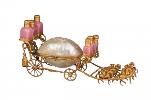 Important carrosse à parfum Napoléon III en opaline et nacre