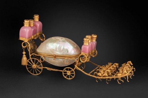 Carrosse à parfum Napoléon III en opaline et nacre - Objets de Vitrine Style Napoléon III