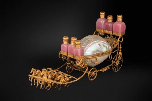 Antiquités - Carrosse à parfum Napoléon III en opaline et nacre