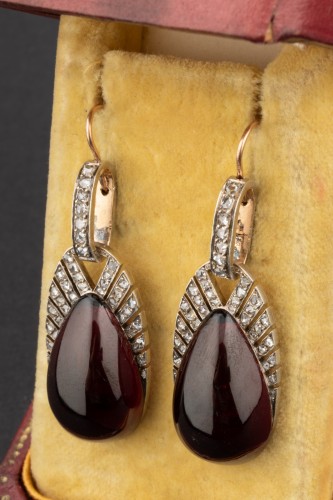 Drop Earrings In Gold, Diamonds And Garnets - 