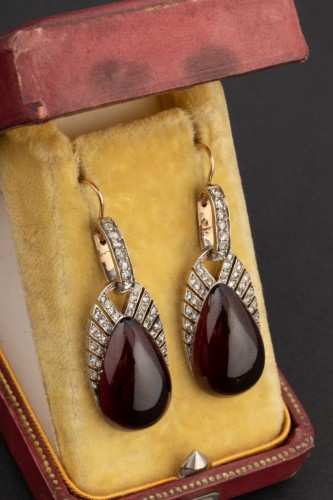 20th century - Drop Earrings In Gold, Diamonds And Garnets