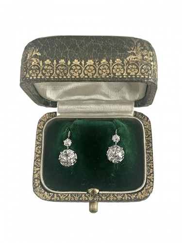 Paire de boucles d'oreilles en diamants et or gris, poinçon tête d'aigle