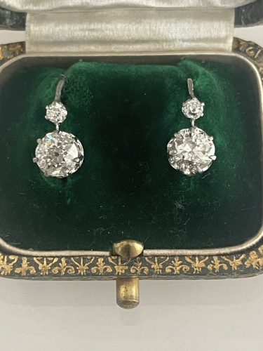 XIXe siècle - Paire de boucles d'oreilles en diamants et or gris, poinçon tête d'aigle