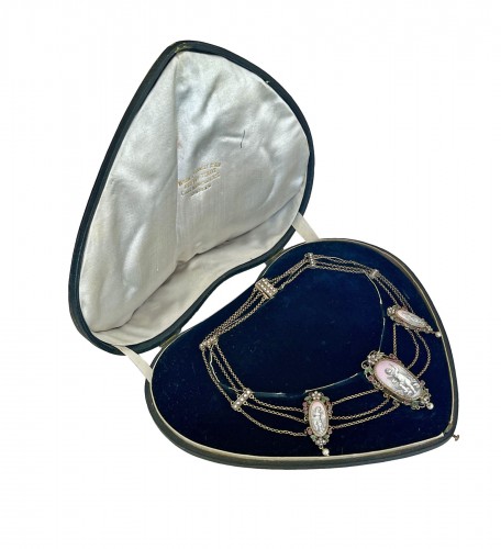 Collier à Décor d'Angelots émaillés dans Son écrin
