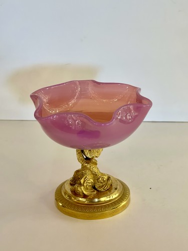 19th century - Bronze and Opaline &quot;gorge de pigeon&quot; cup circa 1810 - 1820