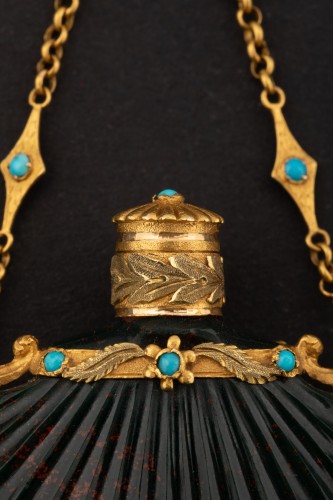Objects of Vertu  - Précieux flacon en jaspe sanguin, or et turquoises d&#039;époque Restauration