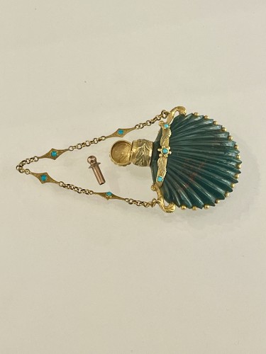 Précieux flacon en jaspe sanguin, or et turquoises d&#039;époque Restauration - 