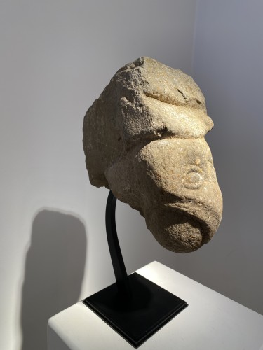 Sculpture Sculpture en pierre - Modillon roman avec tête d'oiseau mythique (Espagne, XIIe siècle)