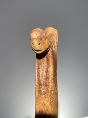 Knife with sculpted heads from the plains of the north, Canada 19th century - 