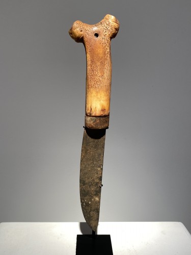 Antiquités - Knife with sculpted heads from the plains of the north, Canada 19th century