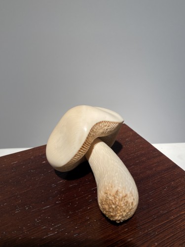 Antiquités - Champignon sculpté en défense de mammouth, Sibérie XXe siècle