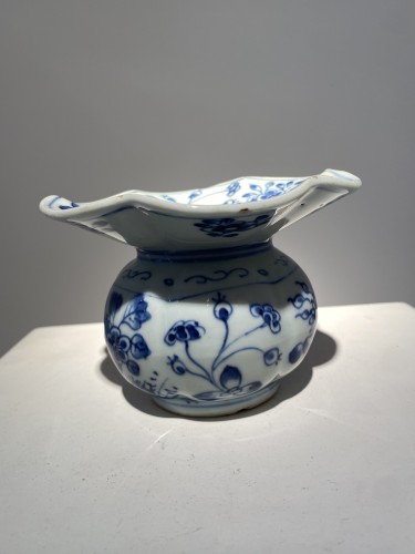 Porcelain spittoon (China, Kangxi 1660-1722) - 